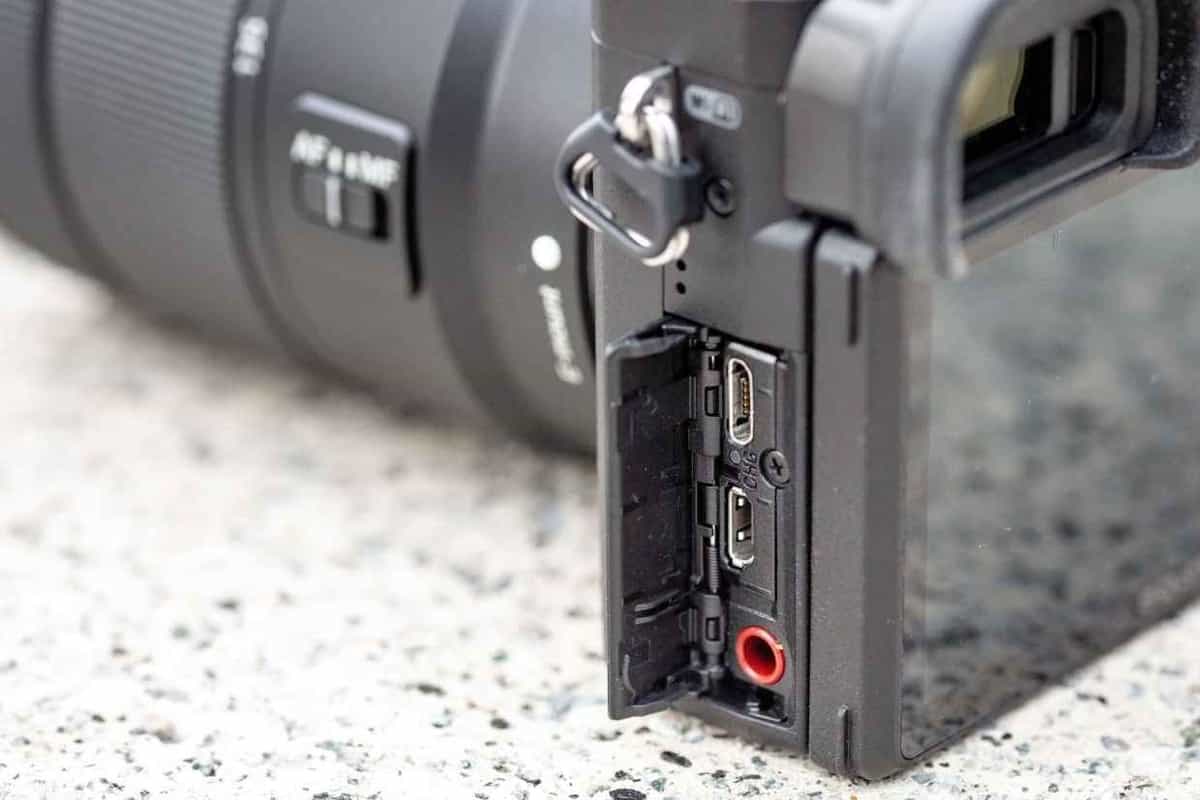 Sony A6400 được trang bị cổng Micro-USB