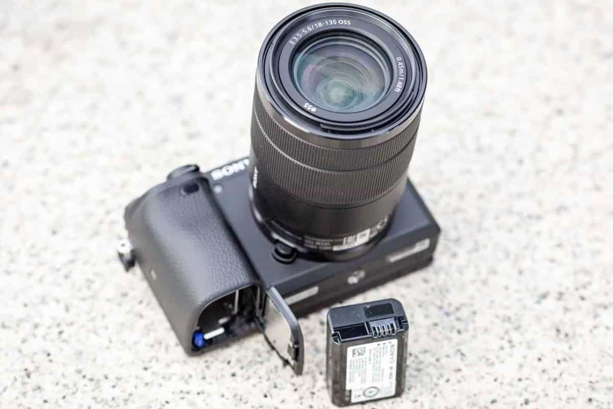 So sánh Sony A6400 và Canon EOS R50: Pin và thời gian hoạt động