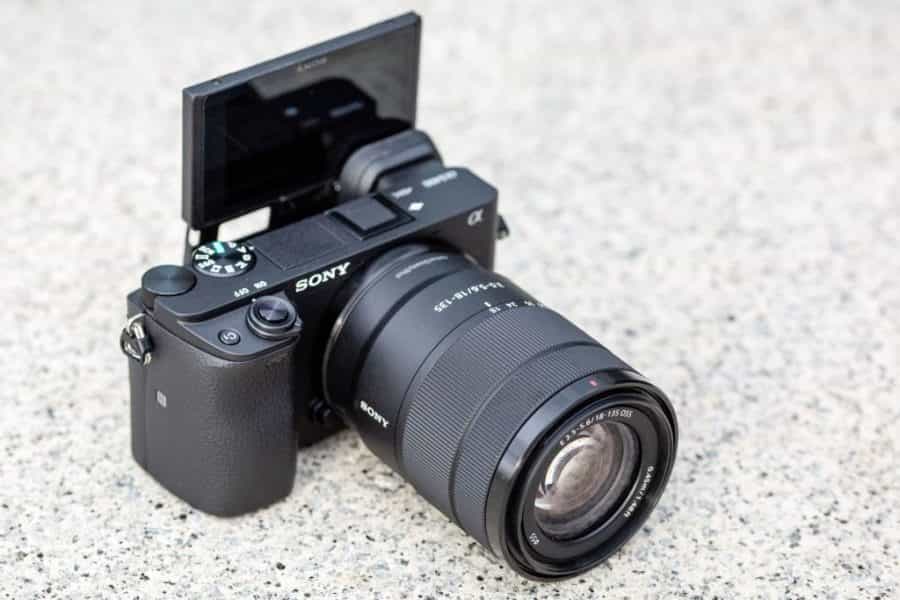 Sony A6400 chỉ được trang bị màn hình 3.0 inch lật lên 180° ở phía trên