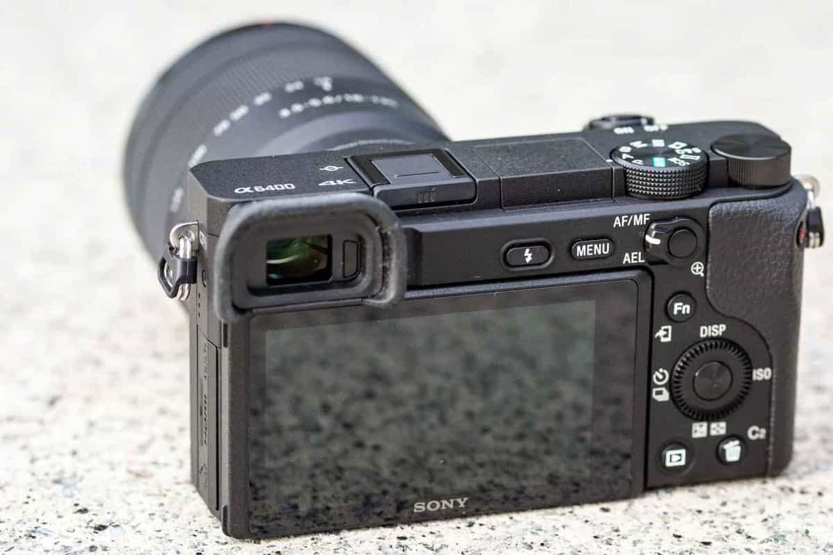 Cả Canon EOS R50 và Sony A6400 đều được trang bị kính ngắm điện tử