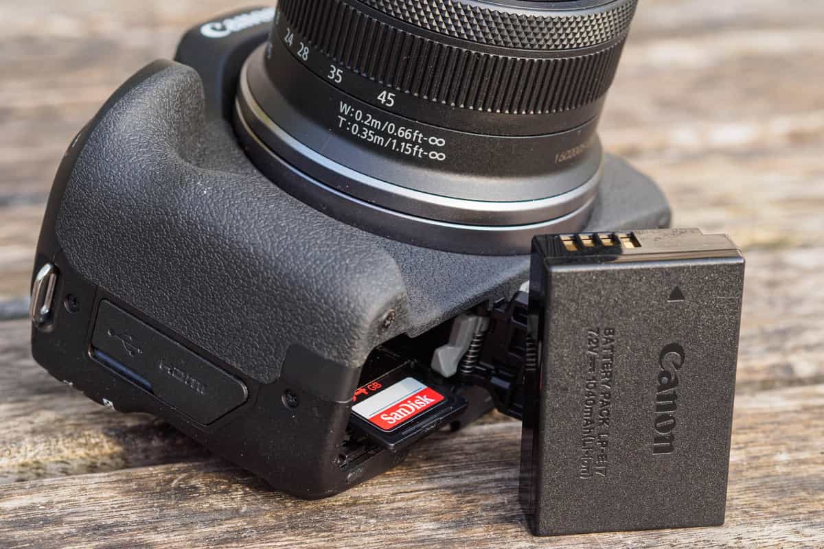 Canon R50 có thời lượng hoạt động thấp hơn Sony a6400