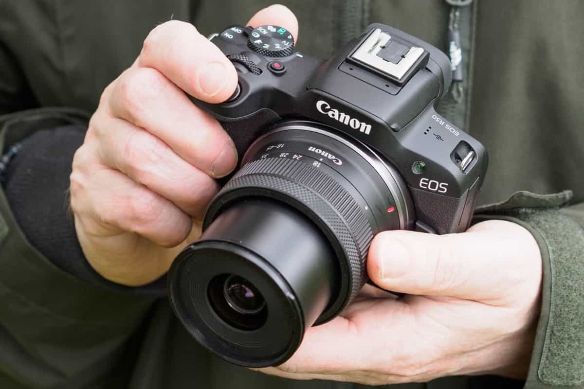 Canon R50 vẫn giữ gần như cách thiết kế cũ đặc trưng của các dòng DSLR