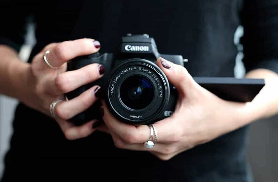 Canon M50 II - Khắc phục những điểm yếu của thế hệ trước