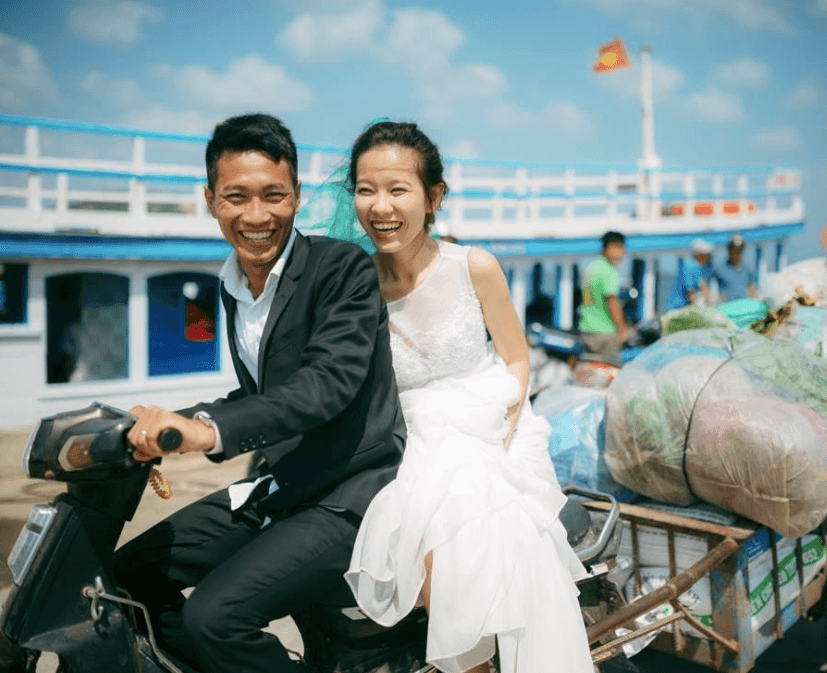 Concept chụp ảnh cưới đời thường trên chiếc xe máy cũ