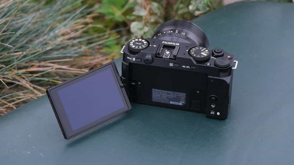 Fujifilm X-M5 sở hữu màn hình cảm ứng xoay lật