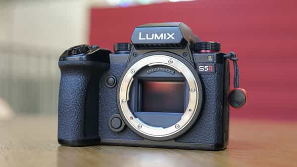 đánh giá Panasonic Lumix S5 II có ngôn ngữ thiết kế tương đồng với lumix S5