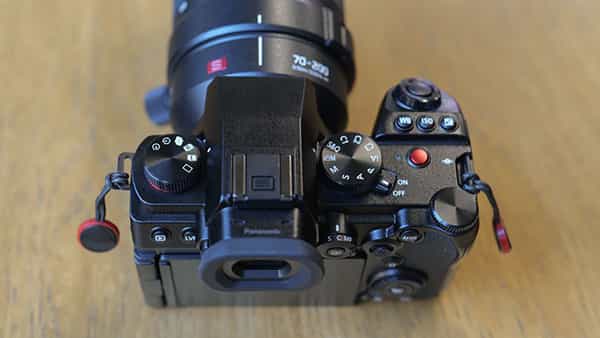 vị trí các nút trên lumix S5 II giống với lumix S5