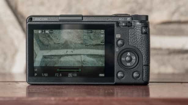 GR III HDF được trang bị màn hình cảm ứng LCD