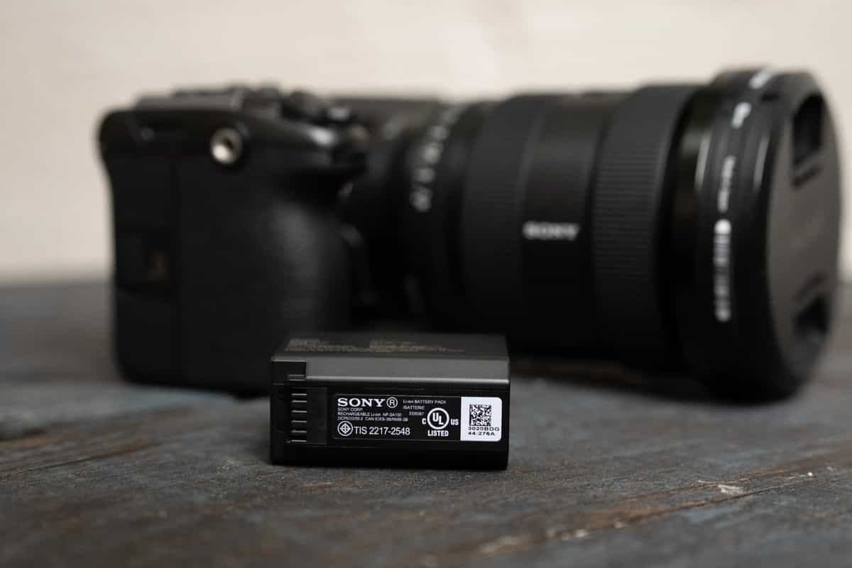 Sony FX5 sử dụng viên pin NP-SA100 dung lượng 20.9Wh