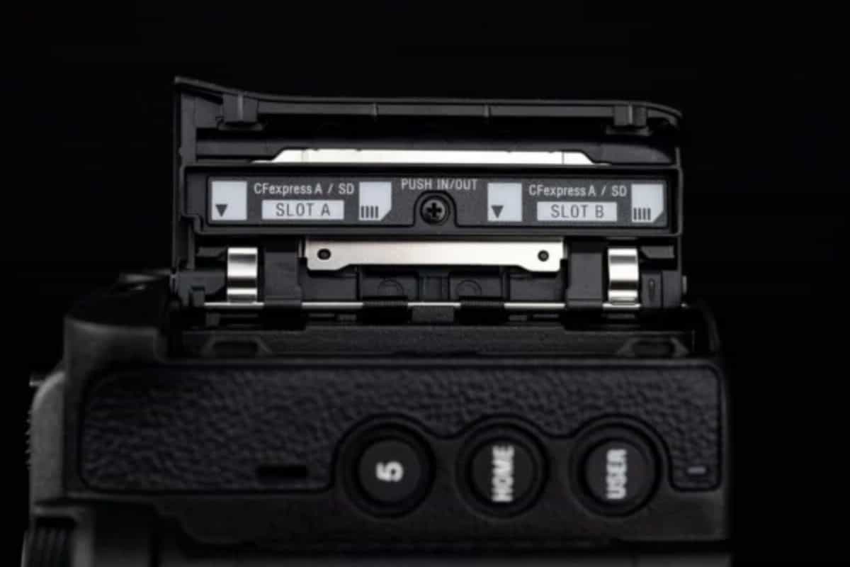 Sony FX5 vẫn được trang bị 2 khe thẻ nhớ