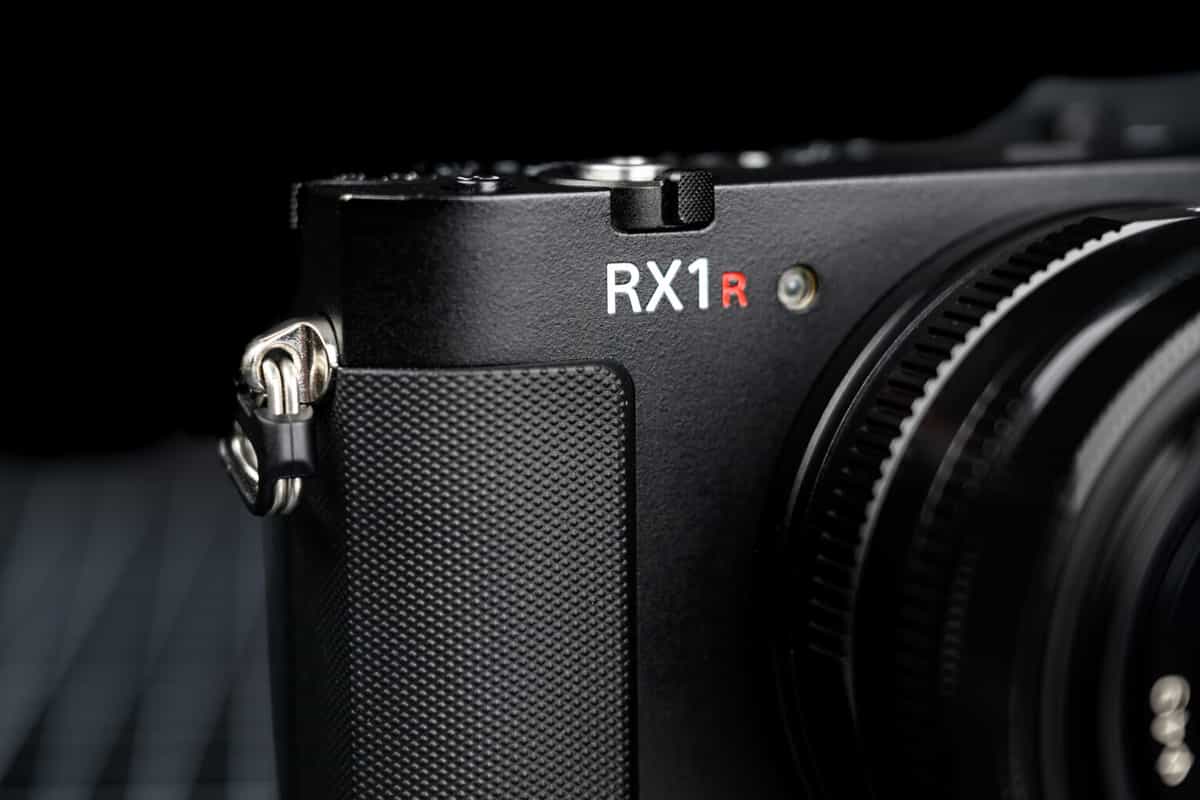 Sony RX1R III có thiết kế báng cầm tay chắn chắn