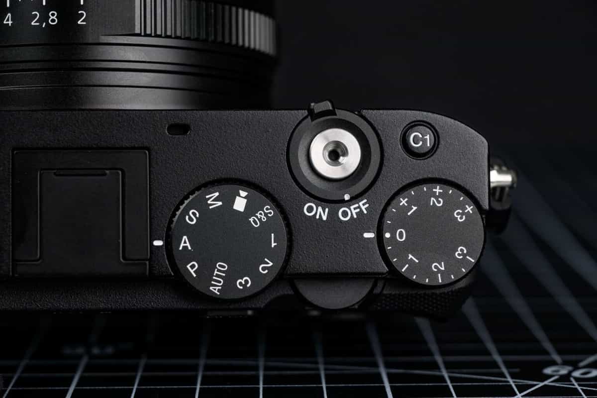 Sony RX1R III được thiết kế với bố cục điều khiển hợp lý