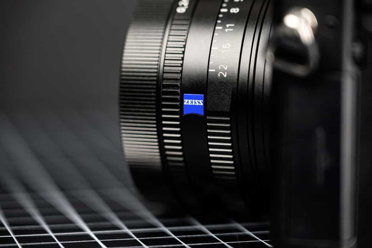 Ống kính của RX1R III tích hợp vòng xoay khẩu độ