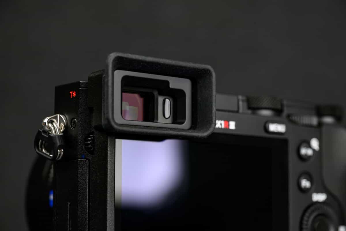 Sony RX1R III sử dụng kính ngắm điện tử 2,36 triệu điểm ảnh
