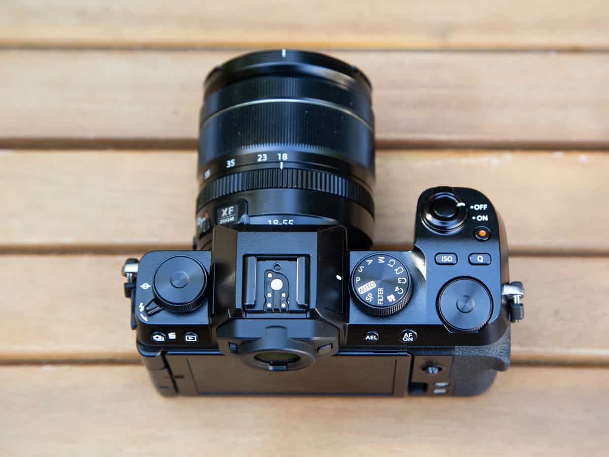 Review Fujifilm x-S10 - Trang bị hai vòng xoay chế độ