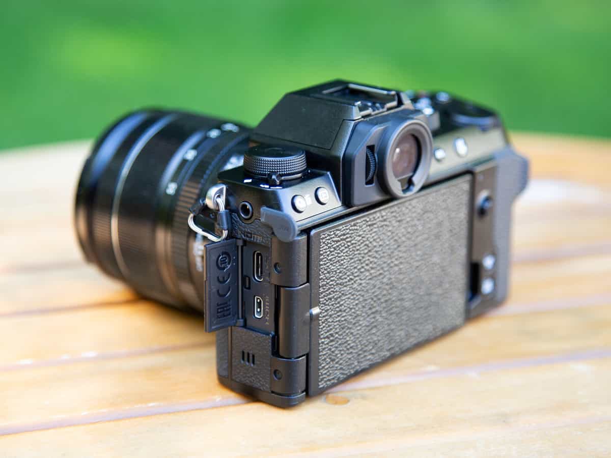 Review Fujifilm X-S10 - Cồng kết nối