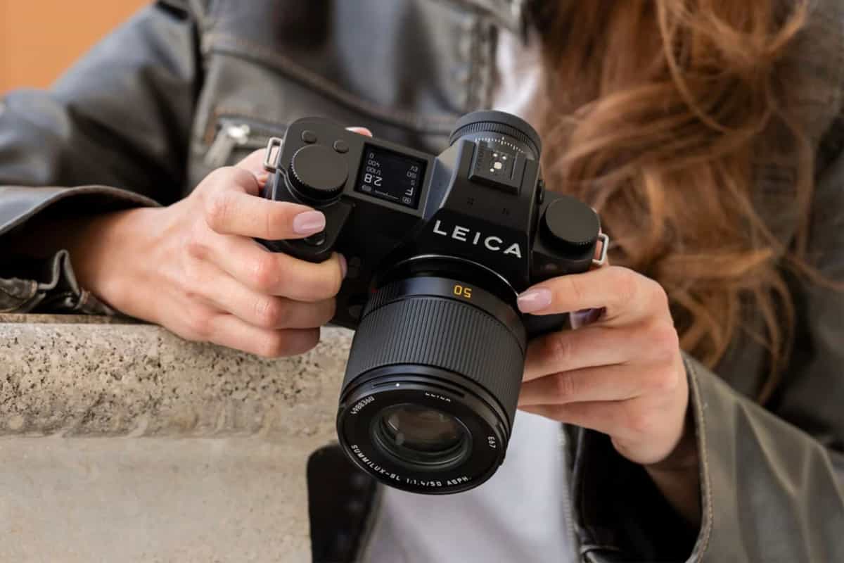 Leica SL3-P được thiết kế với phong cách tối giản
