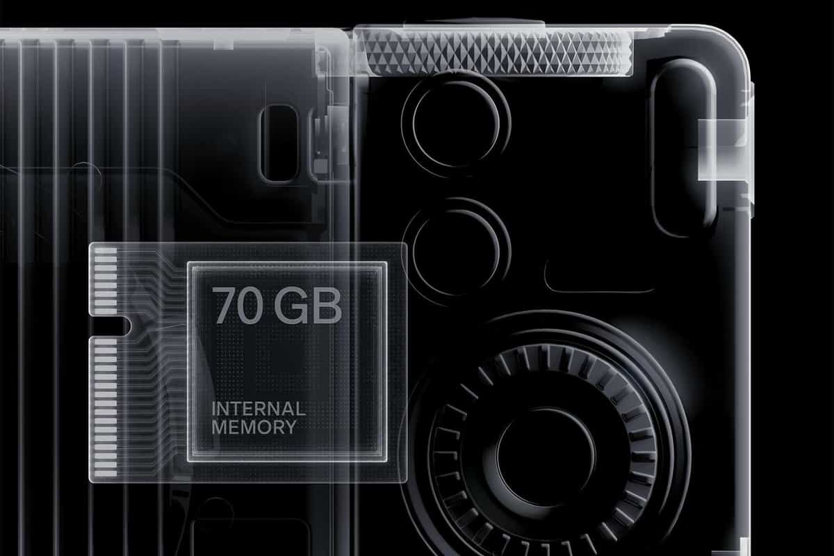 FP2 có 70GB bộ nhớ trong và một khe thẻ SD chuẩn UHS-II