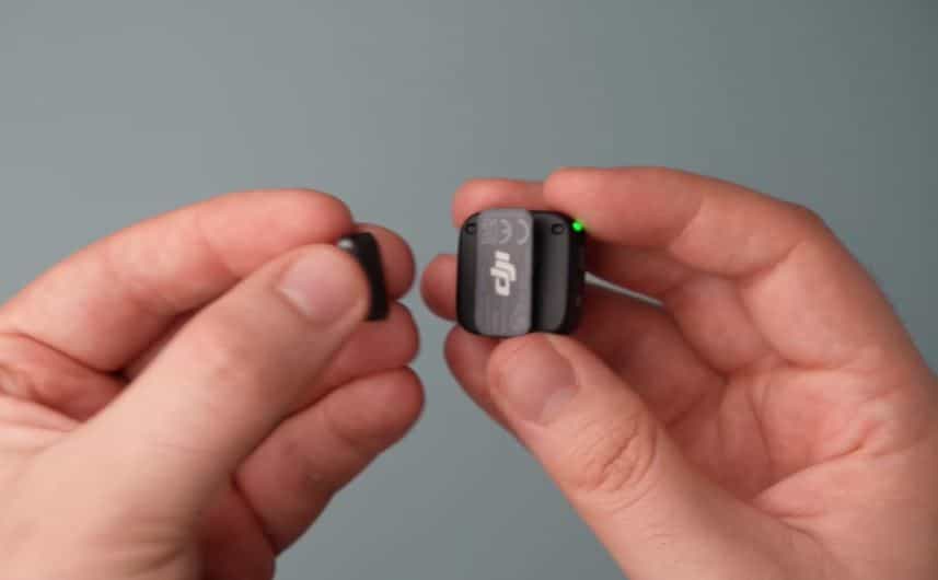 Mic Mini giữ nguyên thiết kế kẹp áo gắn liền, không thể tháo rời, kém linh hoạt hơn