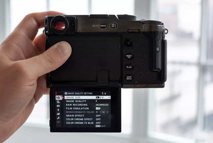 Fujifilm X-Pro3 có thiết kế màn hình lật