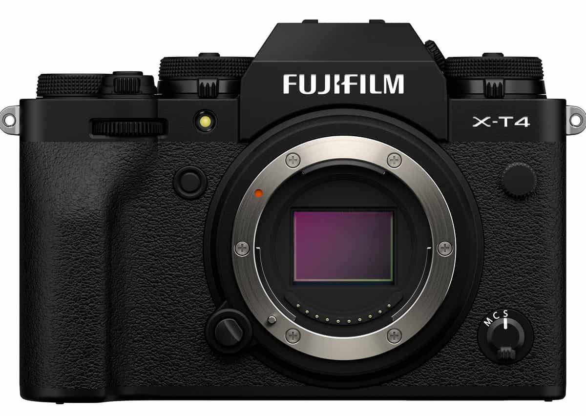 Fujifilm X-T4 - Logo và tên máy ảnh được viết nổi bật ở mặt trước