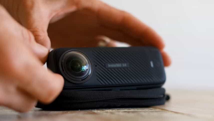  Insta360 X4 là được trang bị nắp ống kính có thể tháo rời