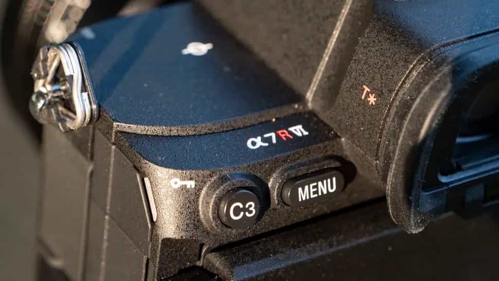 Sony A7R VI là mẫu mirrorless full-frame cao cấp