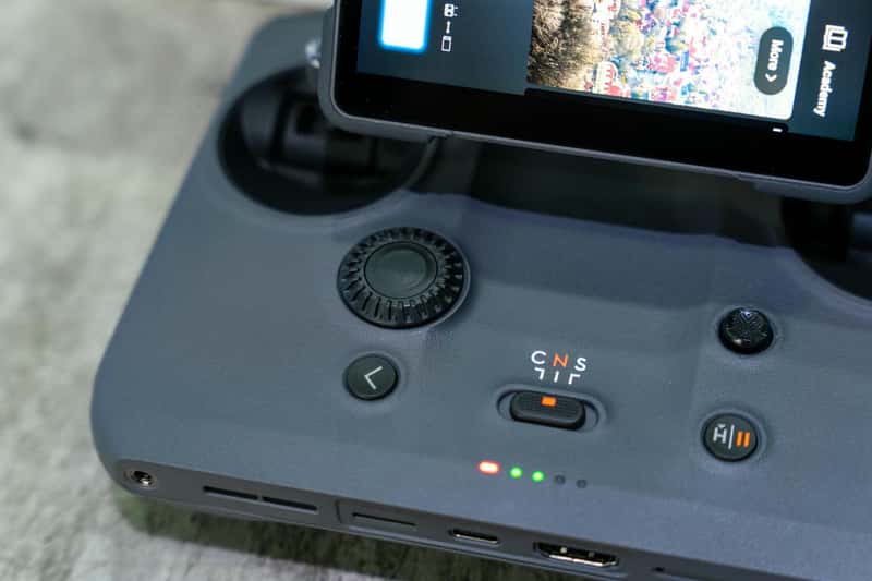 DJI RC Pro 2 còn nổi bật với thiết kế xoay gập linh hoạt, tách biệt khỏi cụm bên dưới, giúp dễ dàng điều chỉnh góc nhìn để thuận tiện theo dõi hơn