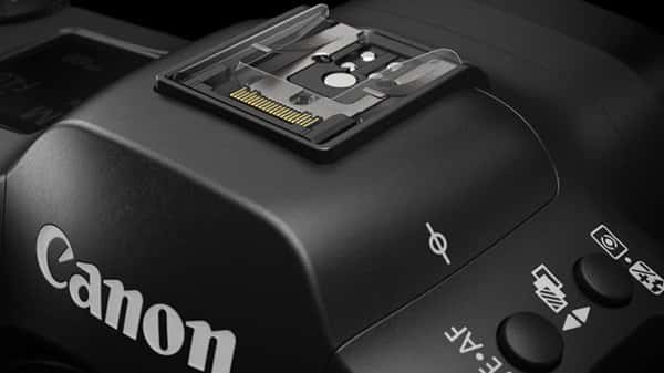 Canon EOS R3 sở hữu ngàm shoe đa chức năng