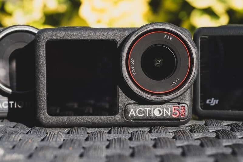 Đánh giá DJI Osmo Action 5: máy ảnh được thiết kế nhỏ gọn, tương tự các máy ảnh hành động trước đó.