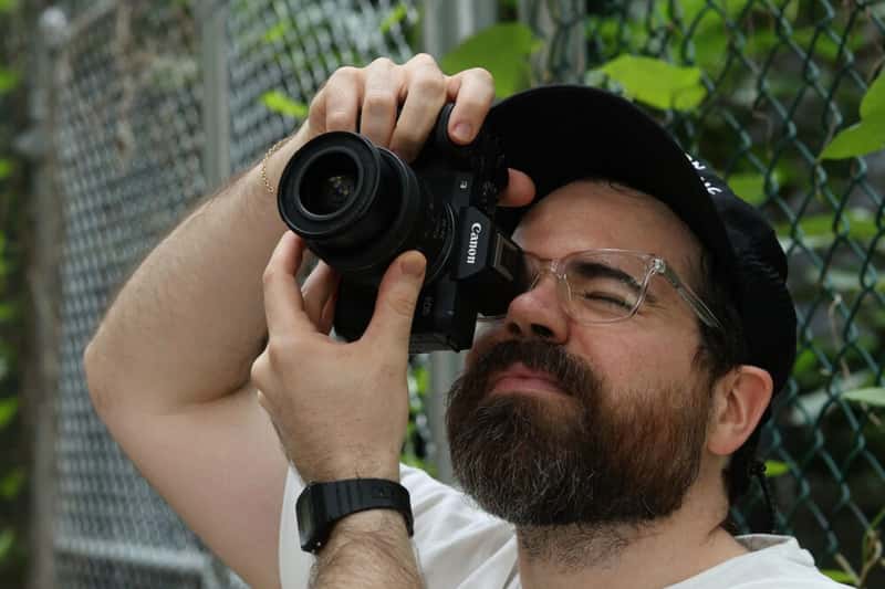 EOS R8 Mark II có nhiều đường nét vuông vức và góc cạnh