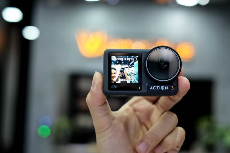 DJI Osmo 3 có 2 màn hình và nắp bảo vệ lens làm bằng kính cường lực