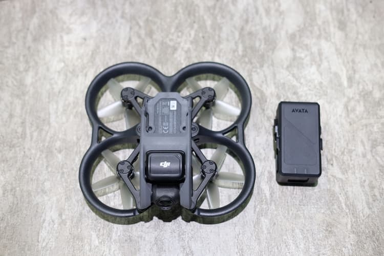 DJI Avata sử dụng pin lớn cho thời lượng bay lên tới 19 phút