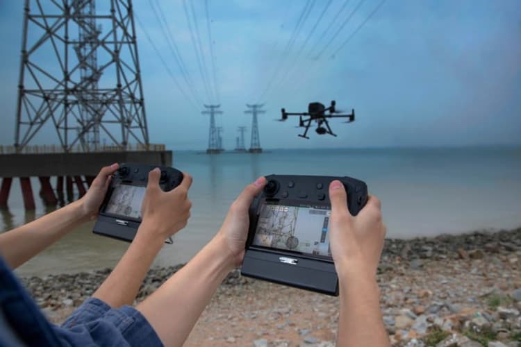 Matrice 300 RTK trang bị bộ điều khiển từ xa thông minh