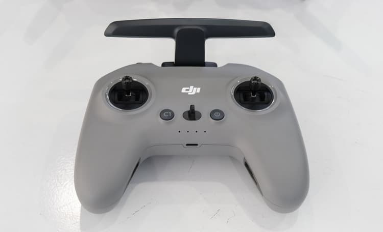 DJI FPV Drone - Bộ điều khiển mang thiết kế giống gamepad