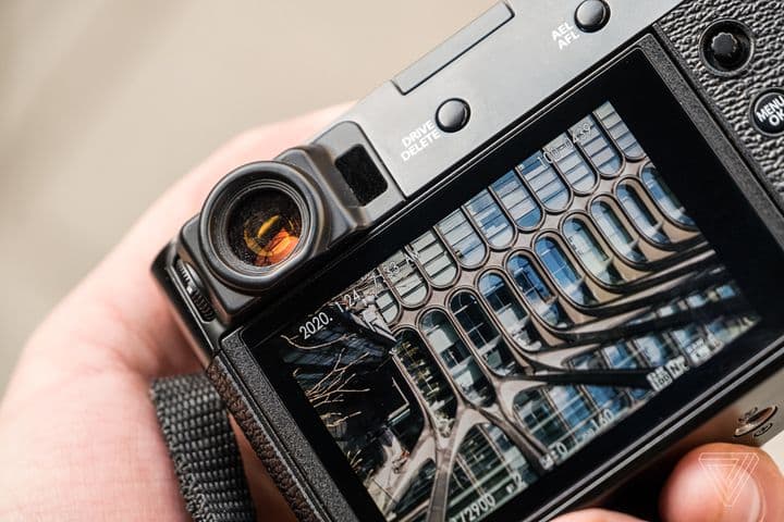 X100V trang bị hybrid viewfinder có khả năng zoom 0.52x