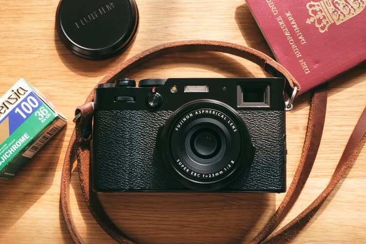 Fujifilm X100V sử dụng cảm biến APS-C X-Trans CMOS