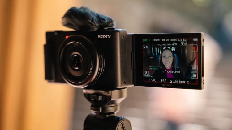 Hệ thống điều khiển trên vlog camera đều rõ ràng, trực quan dễ thao tác