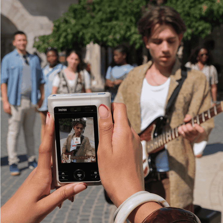 Instax Mini LiPlay+ kiểm soát look tốt