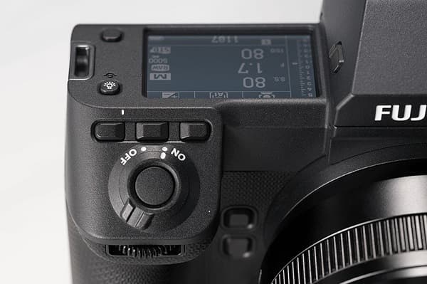 Fujifilm GFX 100 II có 3 nút Fn được thiết kế phía trên báng cầm tay