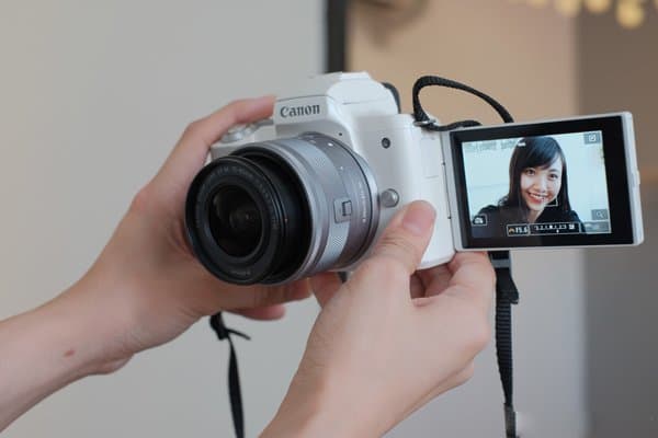 màn hình cảm ứng của máy ảnh canon EOS M50