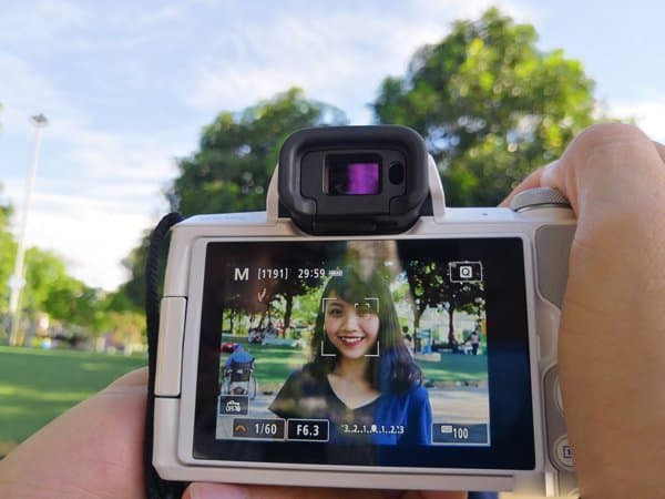 Kinh ngắm điện tử trên máy ảnh canon EOS M50