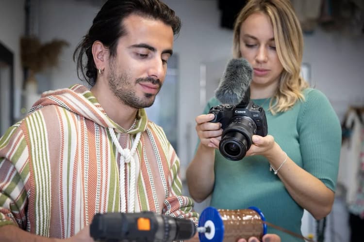 Chiếc Canon EOS R8 sở hữu kính ngắm điện tử EVF OLED có độ chính xác cao 