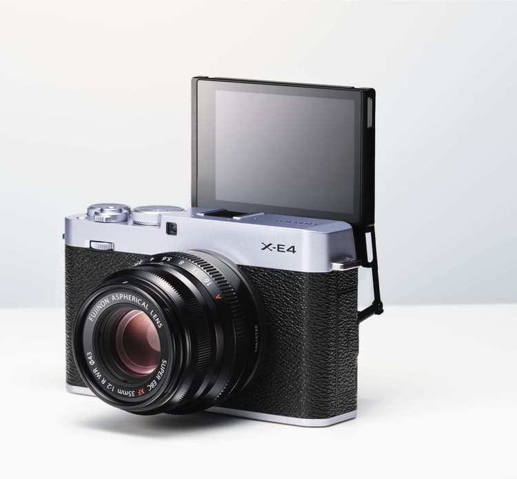 fujifilm x-e4 với màn hình LCD xoay lật