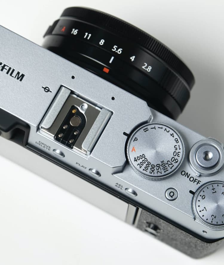 fujifilm x-e4 với vòng xoay tốc độ màn trập 