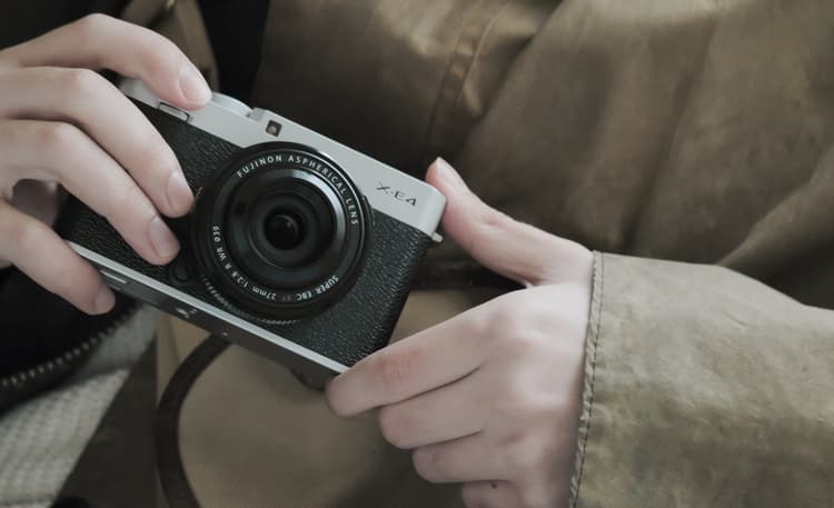fujifilm x-e4 có thiết kế nhỏ gọn