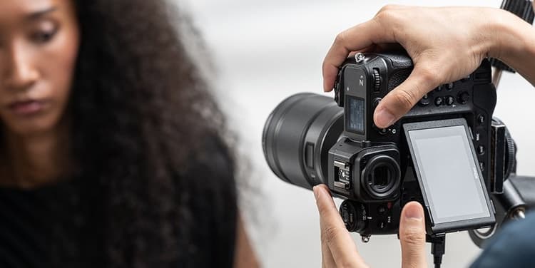 Nikon Z 9 tích hợp kính ngắm điện tử và màn hình cảm ứng LCD