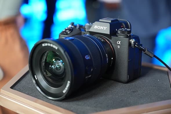 Thiết kế Sony A9 III vẫn giữ nguyên những đặc điểm của dòng Alpha