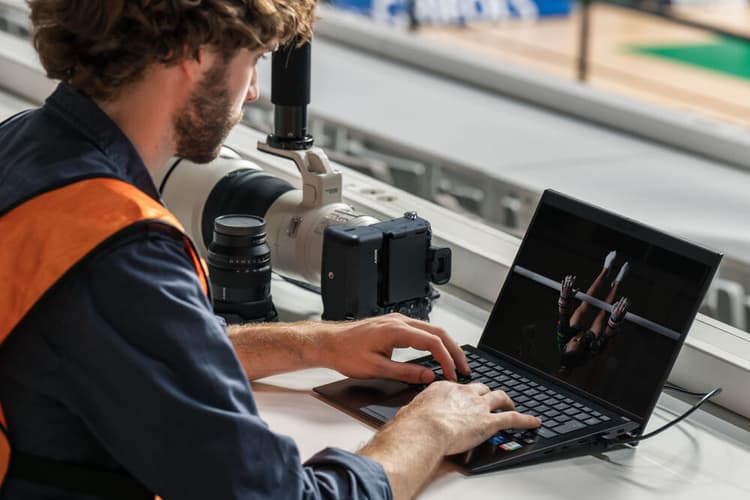 Sony a9 iii được trang bị các cổng kết nối và khe cắm linh hoạt