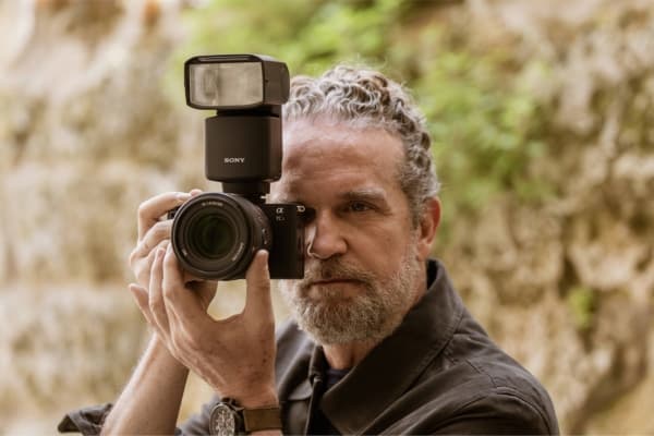 Sony Alpha 7CR thiết kế gọn, nhẹ, dễ dàng cầm đi
